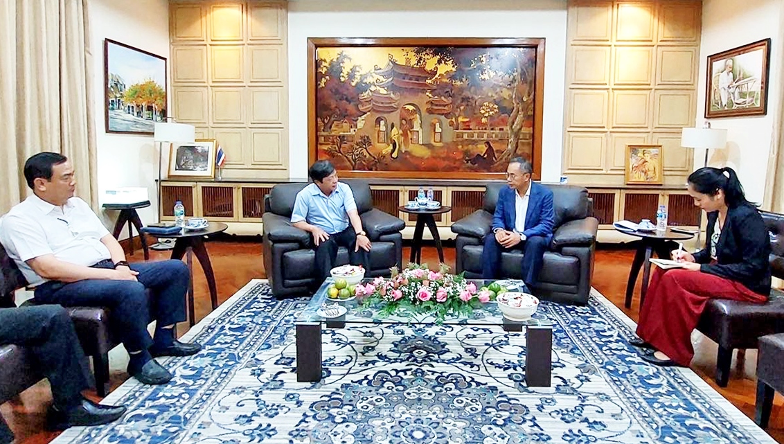 Thứ trưởng Đoàn Văn Việt trao đổi với Đại sứ Phan Chí Thành về  Khu Viet Nam Town tại Udon Thani